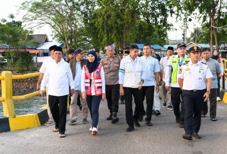 Gubernur Ansar Tinjau Kelancaran Arus Mudik di Pelabuhan Roro Tanjung Uban H-2 Lebaran