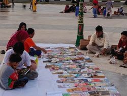 HMI Eksakta UMRAH Gelar Lapak Buku di Taman Tugu Sirih