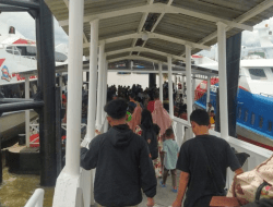 Penumpang Membludak di Pelabuhan Tanjung Harapan Selat Panjang