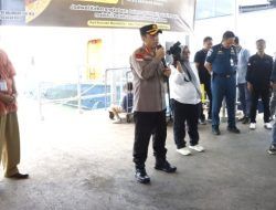 Kapolda Kepri dan Kapolresta Barelang Bagikan Tiket Gratis Mudik Idul Fitri di Pelabuhan Harbourbay Kota Batam