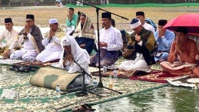 Wali Kota Batam dan Ribuan Jemaah Salat Idulfitri di Bawah Guyuran Hujan