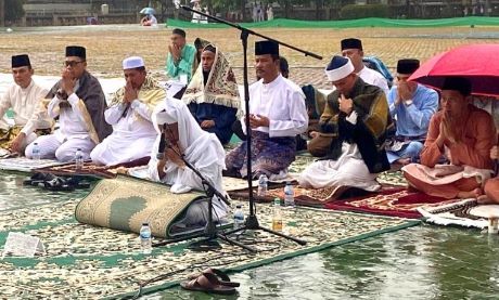 Wali Kota Batam dan Ribuan Jemaah Salat Idulfitri di Bawah Guyuran Hujan
