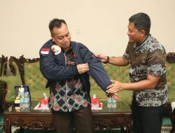 Perkuat Sinergitas, Danlanud RHF Kenakan Jaket Bomber Penerbang kepada Bupati Lingga