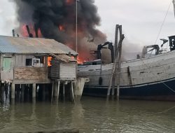 Kapal Kargo Terbakar di Pelantar CV. Bandar Karimun