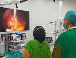 Operasi Laparoskopi Kista Ginjal Perdana di RSUD RAT Sukses Dilakukan dr. Erlan Jaya, Sp.U dan Tim