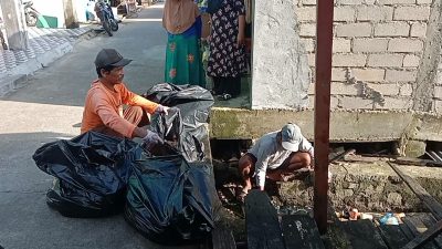 Sempat Penuh dengan Sampah, Laut Kampung Bugis Kini Mulai Bersih