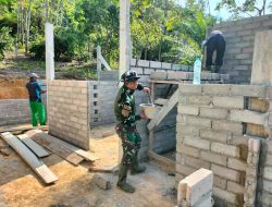 Anggota Satgas TMMD ke-121 Kompak Kerjakan Pembangunan RTLH Warga Desa Sanglar