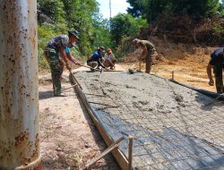 Warga dan Satgas TMMD ke-121 Kompak Kerjakan Semenisasi Jalan di Desa Sanglar