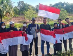 Sambut HUT RI ke 79, ICMI Orda Kota Tanjungpinang Bagi Bendera Merah Putih ke Warga