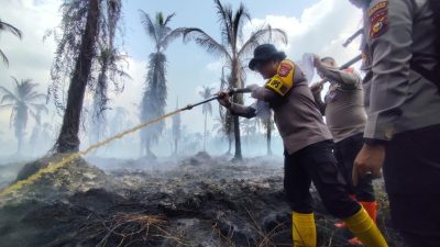 Karlahut di Kecamatan Kempas, Kapolres Inhil Turun Langsung Ikut Padamkan