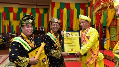 Amsakar Achmad dan Empat Tokoh di Kepri Terima Anugerah Kebesaran Adat Diraja Kesultanan Riau-Lingga 2024