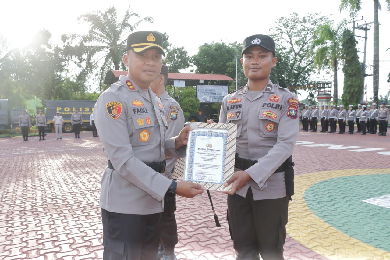 Kapolres Karimun, AKBP Fadli Agus memberikan Reward kepada dua personil berprestasi.