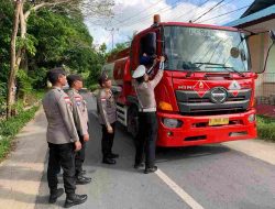 Sambut HUT RI ke 79, Polres Bintan Bagikan Sejuta Bendera Merah Putih Secara Gratis