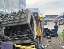 Truk Ekspedisi Penuh Muatan Barang Hangus Terbakar