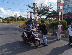 KKSS Bagikan Bendera Merah Putih di Bundaran Kilometer 16 Bintan