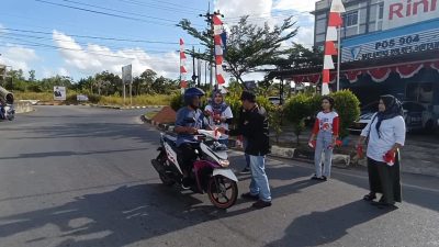 KKSS Bagikan Bendera Merah Putih di Bundaran Kilometer 16 Bintan