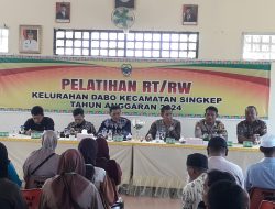 Camat Singkep Beri Pelatihan Pelayanan Masyarakat Kepada RT/RW se Kelurahan Dabo