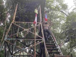 Sambut HUT RI ke 79, Polres Bintan Kibarkan di Puncak Gunung Bintan