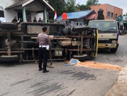 Hindari Kendaraan Belok Mendadak, Mobil Box di Tanjungpinang Terbalik