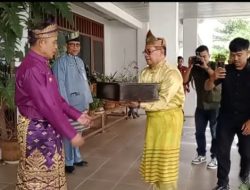 Pj. Bupati Inhil Menerima Duplikat Bendera Merah Putih