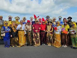 Beragam Pakaian Adat Sulsel Ramaikan Pawai Budaya di Tanjungpinang 