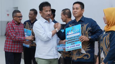 Berhasil Jaga Ketertiban Wilayah, Pemko Batam Serahkan Intensif RT-RW se Kecamatan Batu Aji