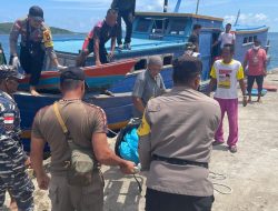 Polsek Tambelan Ikut Evakuasi Penemuan Mayat di Pinggir Pantai Pulau Sedua Besar