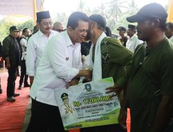 Gubernur Ansar Serahkan Bantuan Rp30,5 M untuk Kecamatan Tebing, Meral, dan Karimun