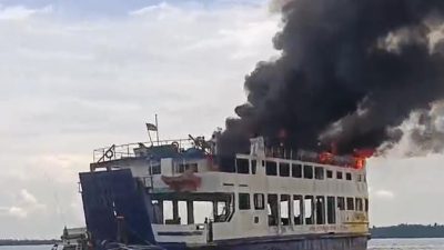 Kapal Roro yang Sedang Labuh Jangkar Terbakar di Pulau Kasam