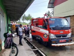 Damkar Lakukan Penyemprotan Pasar Ikan Ranai