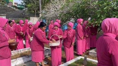 Rangkaian Peringatan HKGB Ke-72, Bhayangkari Polres Bintan Ziarah di TMP Dwikora Tanjung Uban