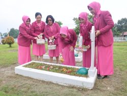 Sempena HKGB ke-72, Bhayangkari Kepri Tabur Bunga di Taman Makam Pahlawan