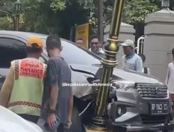 Viral Mobil Tabrak Lampu Jalan Depan Kaca Puri Tanjungpinang