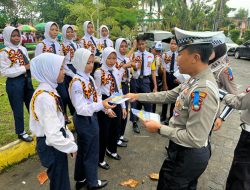 Sat Lantas Polresta Tanjungpinang Sosialisasi Keselamatan Berlalu Lintas di Traffic Light Pamedan Bersama Pelajar SMP