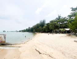 Manjakan Mata Healing ke Pantai Sakera dan Pantai Trikora