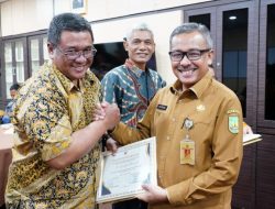 Sekda Jefridin Serahkan SK Pensiun 22 PNS Pemko Batam