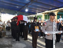Polresta Tanjungpinang Gelar Upacara Pelepasan Jenazah Alm Bripka Johm Wister di Rumah Duka
