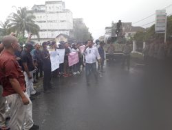 Ratusan Massa Tokoh Pemuda dan Tokoh Masyarakat Lingga Melaksanakan Demo di Depan Kantor Kajari Negeri Lingga