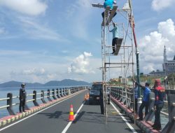 Dishub-LH Anambas Perbaiki Tiang Lampu PJU di Jembatan Selayang Pandang