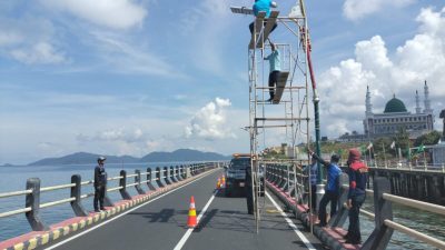 Dishub-LH Anambas Perbaiki Tiang Lampu PJU di Jembatan Selayang Pandang