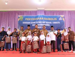 Pj. Wali Kota Andri Serahkan 6.495 Seragam Gratis Untuk Siswa SD dan SMP