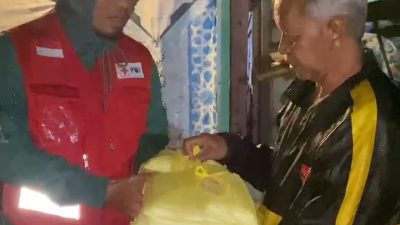 Palang Merah Indonesia Karimun Salurkan Makanan Untuk Korban Banjir