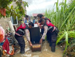 Samapta Polres Karimun Patroli Siaga Bencana dan Bantu Korban Banjir