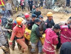 Sembilan Jam Pencarian, Kedua Jasad Korban Tanah Longsor Berhasil Dievakuasi