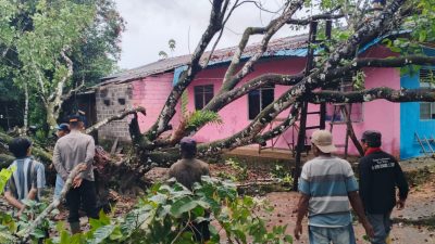 Polsek Bintan Timur Evakuasi Pohon Tumbang Timpa Rumah Warga