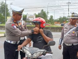 Satlantas Polres Bintan Bagikan Helm Gratis ke Pengendara Motor