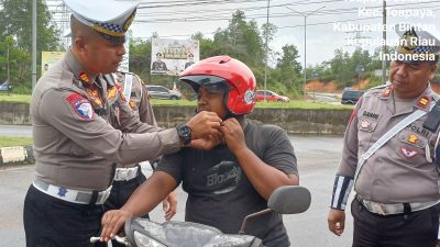 Satlantas Polres Bintan Bagikan Helm Gratis ke Pengendara Motor