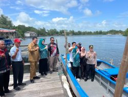 Bupati Roby Serahkan 10 Unit Kapal Fiber 1 GT dan 10 Unit Kapal Fiber Ketinting ke Nelayan Bintan