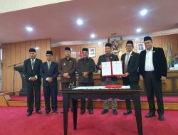 DPRD Tetapkan Iskandarsyah-Rocky Bupati dan Wakil Bupati Karimun Periode 2025-2030