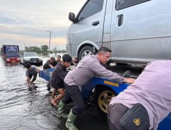 Polisi Beri Bantuan Psikologis dan Bantu Warga Terdampak Banjir Pelalawan